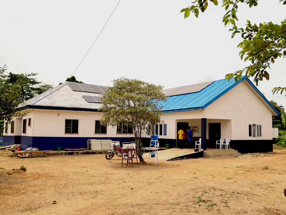 Vue de face du centre de soins de santé primaires soutenu par MSF dans la communauté d'Old Ndebeji, dans la zone de gouvernement local d'Akamkpa, dans l'État de Cross River.