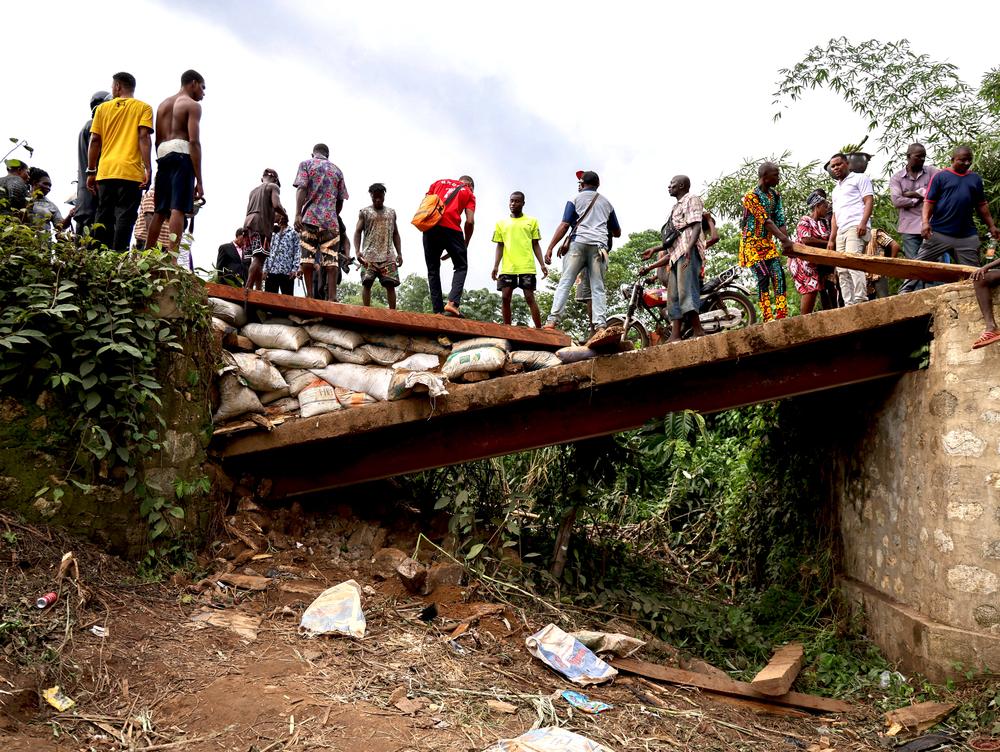 Vue latérale d'un pont brisé dans la communauté d'Oban, dans la zone de gouvernement local d'Akamkpa, dans l'État de Cross River.