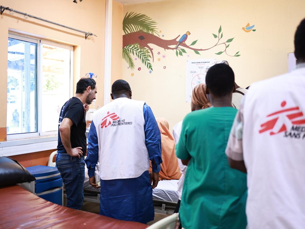 Christos Christou, président international de MSF, visite l'hôpital pédiatrique soutenu par MSF à Maiduguri, dans l'État de Borno, au Nigéria, et s'entretient avec le personnel qui aide les enfants souffrant de rougeole et de paludisme.