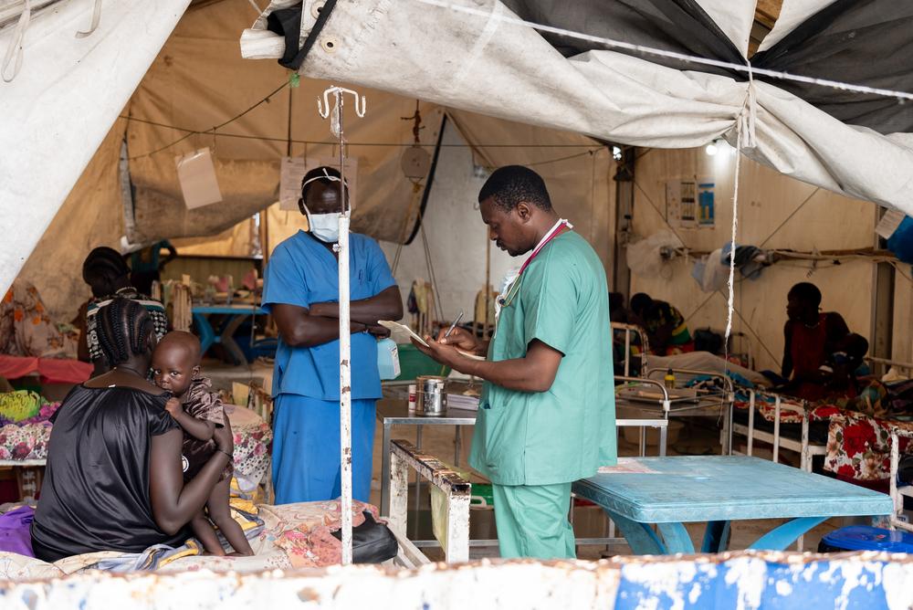 Les équipes médicales de MSF travaillent à l'hôpital MSF Old Fangak.