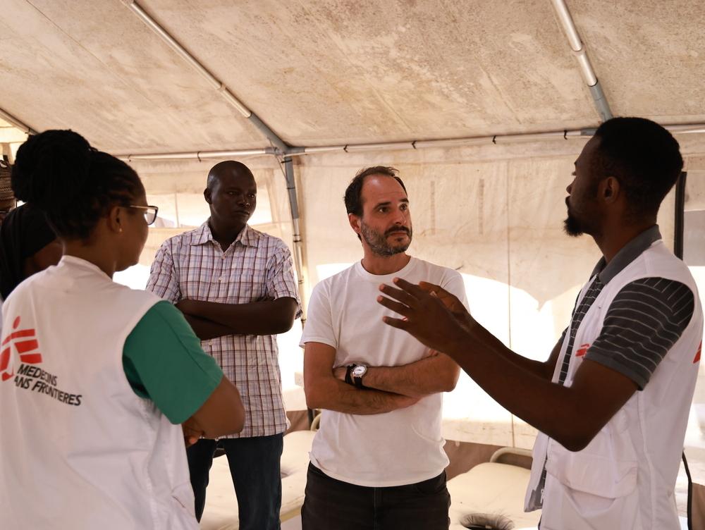 Christos Christou, président de MSF International, visite le centre de traitement du choléra récemment ouvert à Maiduguri, dans l'État de Borno.