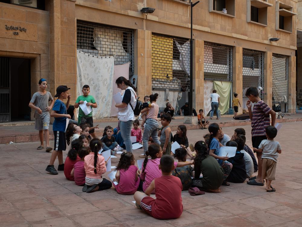 Un membre du personnel de MSF organise des activités pour les enfants du refuge Azareh. Beyrouth, Liban, 11 octobre 2024. © Antoni Lallican/Hans Lucas