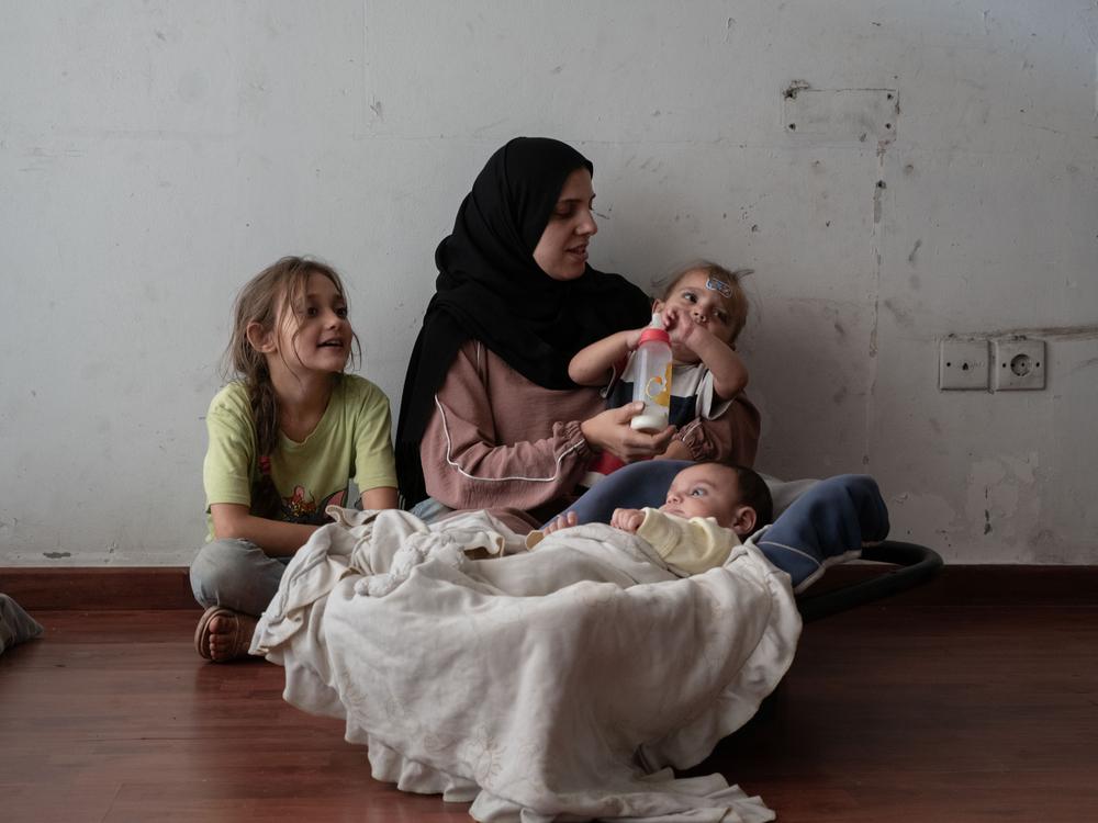 Zeinab Ozeir, 29 ans, avec 3 de ses 4 enfants : Helena, 8 ans, Abbas, 1 an et demi, et Amir, 2 mois, dans une pièce où vit la famille au refuge Azarieh, dans le centre de Beyrouth.