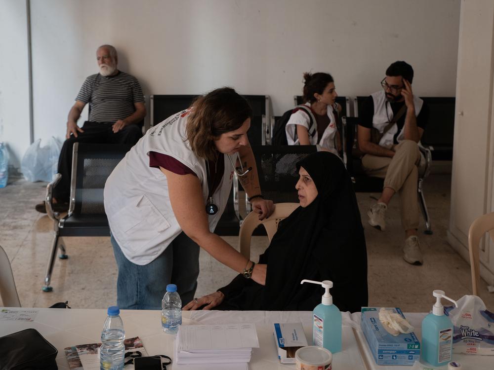 Souffrant de douleurs abdominales, Maryam est soignée par l'équipe médicale de MSF dans le refuge d'Azarieh, au centre de Beyrouth. Beyrouth, Liban, 11 octobre 2024. © Antoni Lallican/Hans Lucas