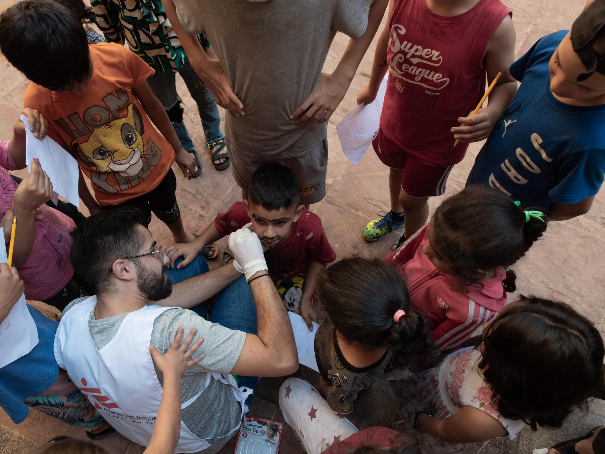 Un membre du personnel de MSF organise une activité de maquillage pour les enfants du foyer Azarieh, dans le centre de Beyrouth. Beyrouth, Liban, 11 octobre 2024. © Antoni Lallican/Hans Lucas