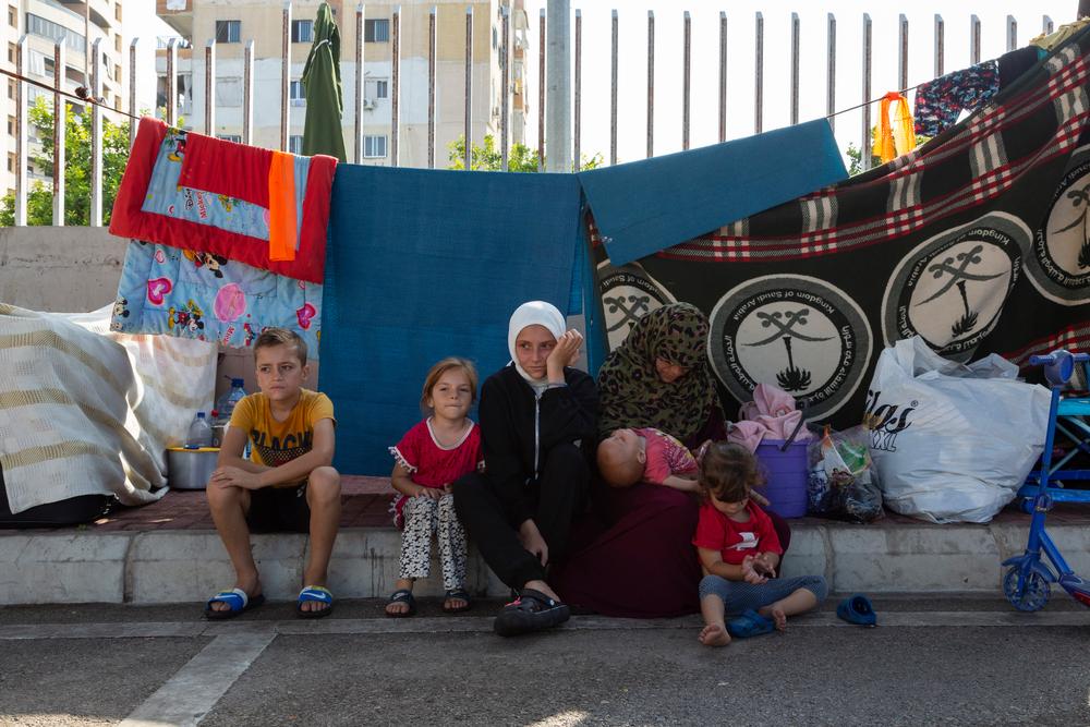 Khadija, réfugiée syrienne et ses cinq enfants. Le 16 octobre 2024 à Saida, sud du Liban