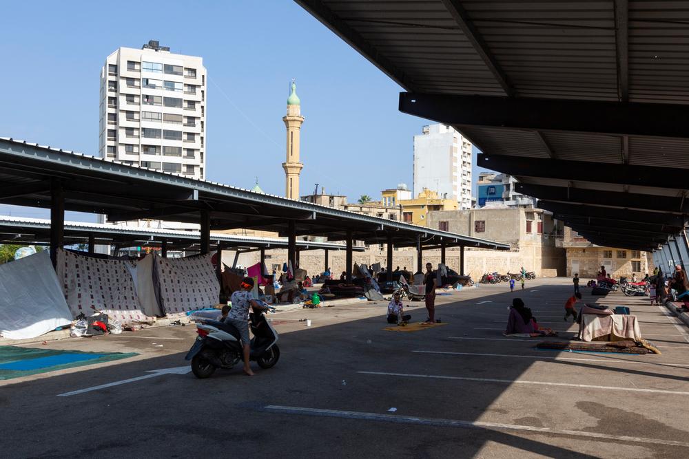 Des réfugiés syriens vivent sur un parking de la ville de Saida, au sud du Liban, le mercredi 16 octobre 2024, où ils ont trouvé refuge après avoir fui le sud du Liban, en raison de l'escalade israélienne.