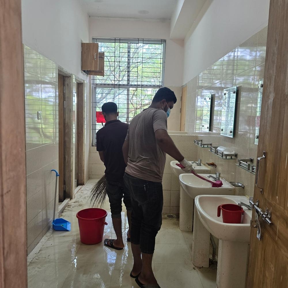 MSF a recruté des nettoyeurs dans le service de diarrhée adulte de l'hôpital de Noakhali pour nettoyer les salles de bain utilisées par les patients et les soignants. ©Farah Tanjee/MSF 