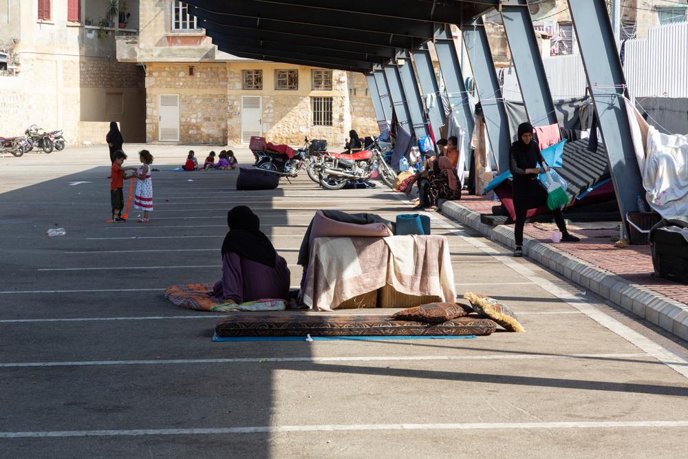 Des réfugiés syriens vivent sur un parking de la ville de Saida, au sud du Liban, le mercredi 16 octobre 2024, où ils ont trouvé refuge après avoir fui le sud du Liban, en raison de l'escalade israélienne.