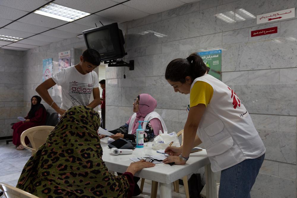 Un membre du personnel MSF prend des informations auprès de la réfugiée syrienne Khadija