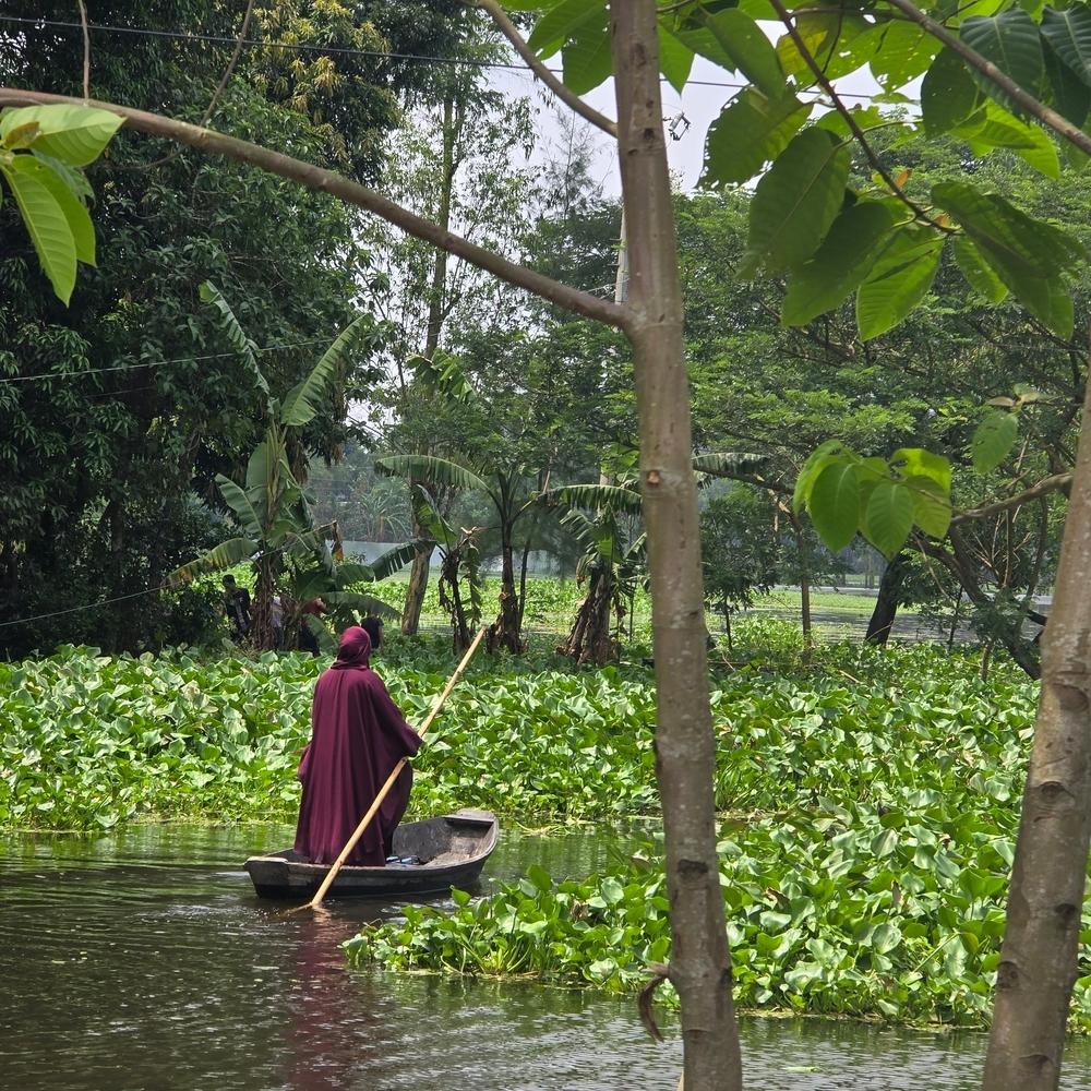 En raison des crues soudaines à Noakhali, les routes ont été endommagées et submergées par les eaux de crue. Les gens utilisent des bateaux pour aller d'un endroit à l'autre. (septembre 2024)©Farah Tanjee/MSF 