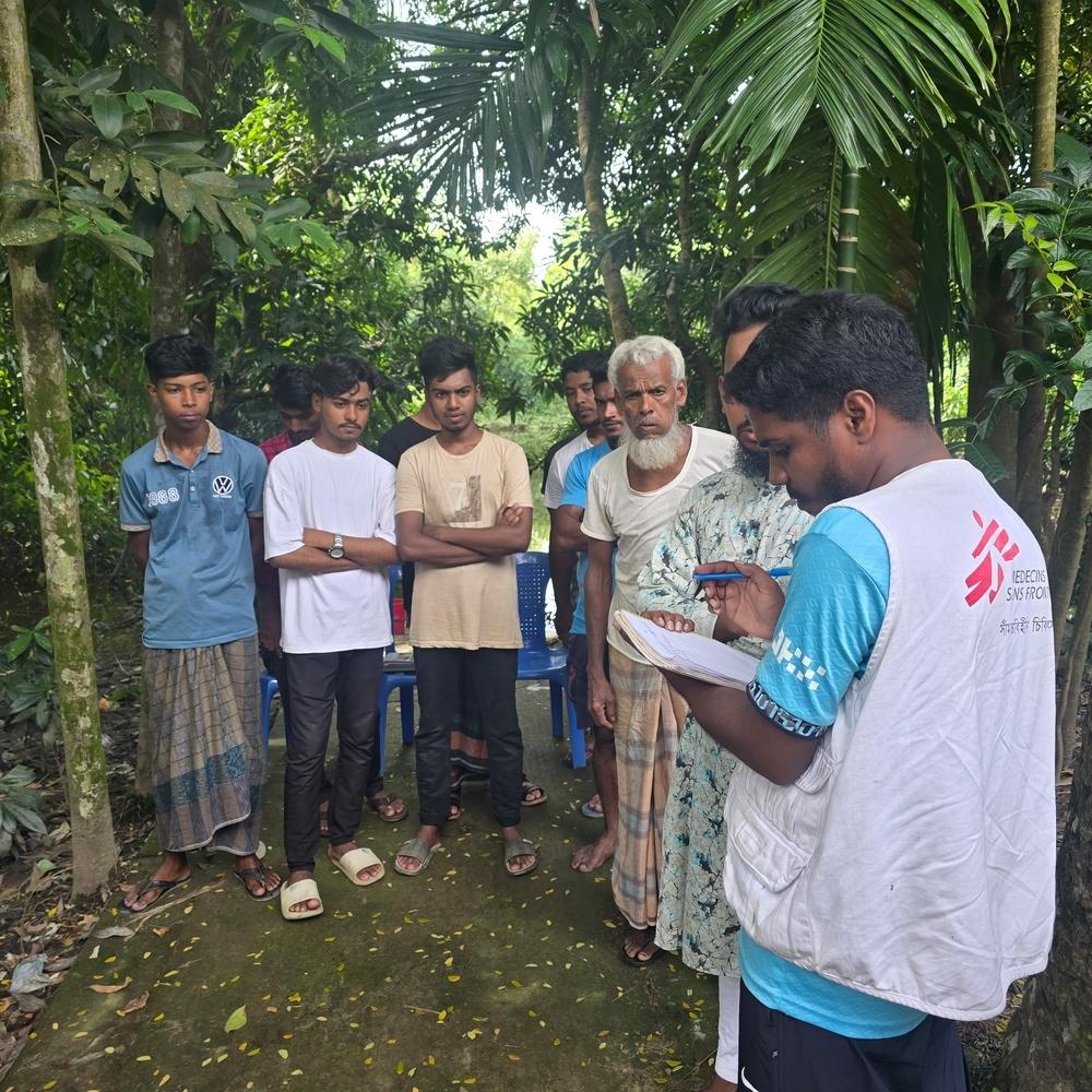  L'équipe a également formé la population locale à la désinfection des sources d'eau et à la réparation des puits tubulaires endommagés, et a distribué du matériel essentiel à ces tâches. ©Farah Tanjee/MSF 