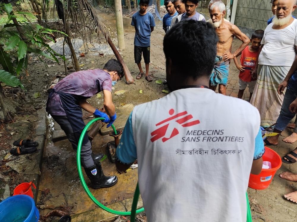 Pour garantir l'accès à l'eau potable, l'équipe MSF chargée de l'eau et de l'assainissement a désinfecté et réparé les puits tubulaires endommagés, ainsi que les réservoirs d'eau de l'hôpital afin de prévenir la propagation des maladies. ©Farah Tanjee/MSF