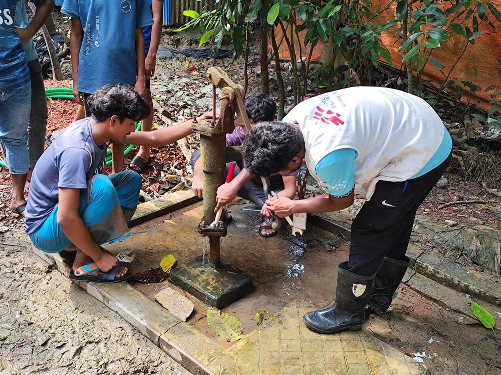 Pour garantir l'accès à l'eau potable, l'équipe MSF chargée de l'eau et de l'assainissement a désinfecté et réparé les puits tubulaires endommagés, ainsi que les réservoirs d'eau de l'hôpital afin de prévenir la propagation des maladies.©Farah Tanjee/MSF 