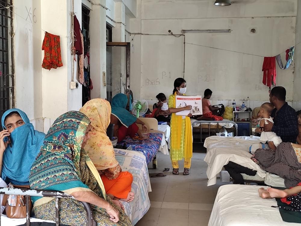 Des promoteurs de santé MSF partagent des messages clés avec des patients souffrant de diarrhée aqueuse aiguë dans les services pédiatriques et adultes de l'hôpital Genral de Noakhali. 