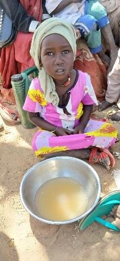 À l'arrivée de l'équipe MSF, voici l'aspect de l'eau de boisson disponible à Korobo. Novembre, 2024. Wadi Fira, Tchad. © Roland Couprie/ MSF