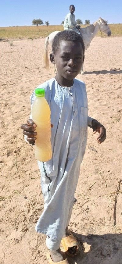 À l'arrivée de l'équipe MSF, voici l'aspect de l'eau de boisson disponible à Korobo. Novembre, 2024. Wadi Fira, Tchad. © Roland Couprie/ MSF