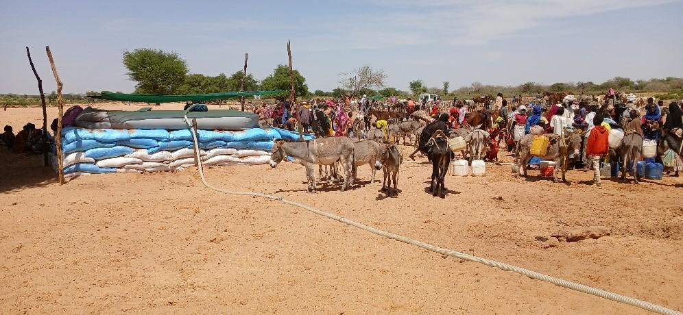 Réservoir souple de 6 m3 approvisionnée par le forage, permettant la distribution de l’eau. Novembre, 2024. Wadi Fira, Tchad. © Roland Couprie/ MSF