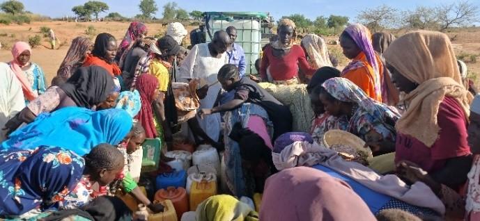 Distribution d’eau avec les pickups MSF équipés de cuves de 1 m3. Novembre, 2024. Wadi Fira, Tchad. © Roland Couprie/ MSF