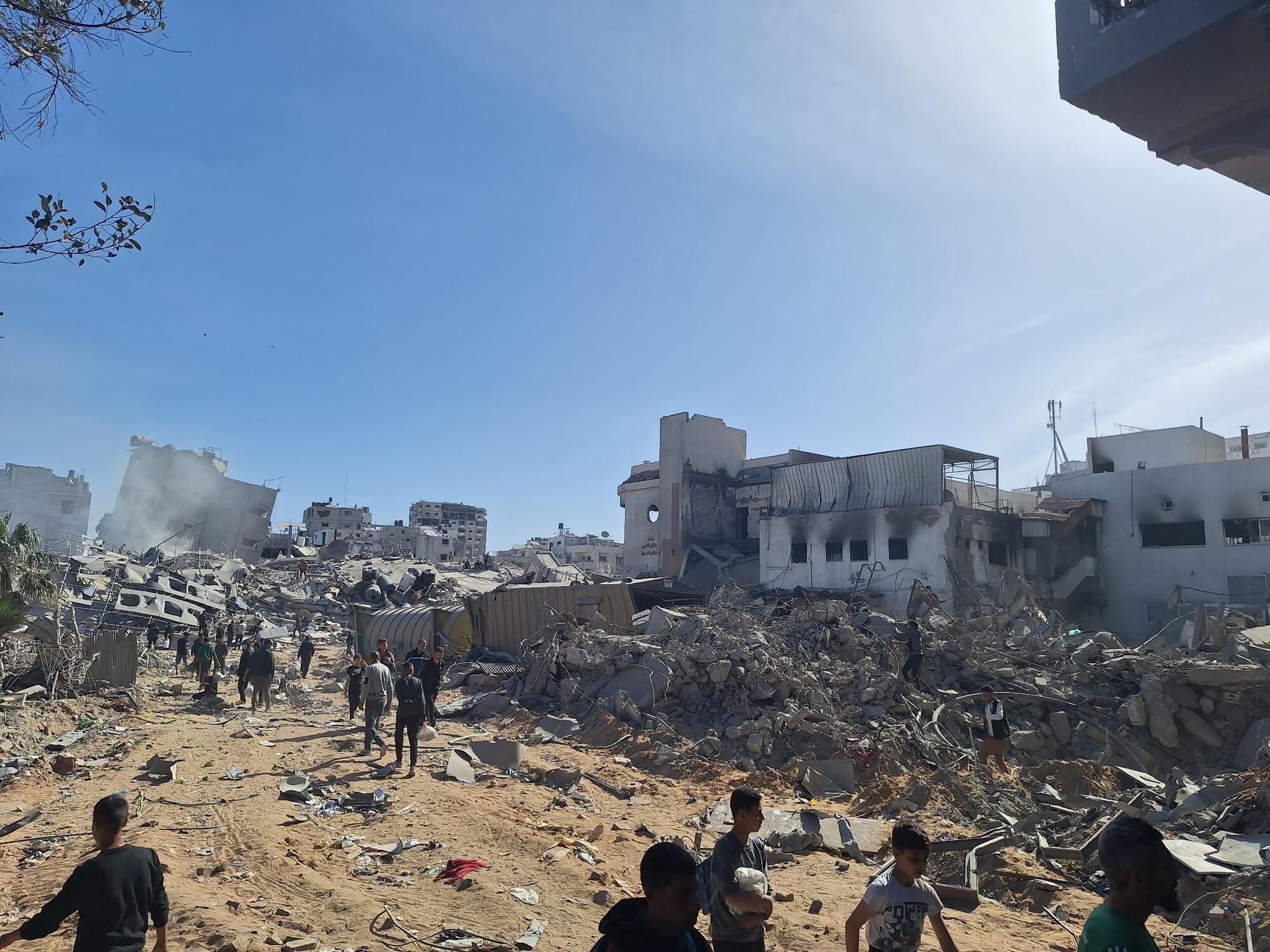 Bande de Gaza. Avril, 2024. La cour du complexe médical d'Al Shifa après 14 jours de siège par les forces israéliennes. © MSF 