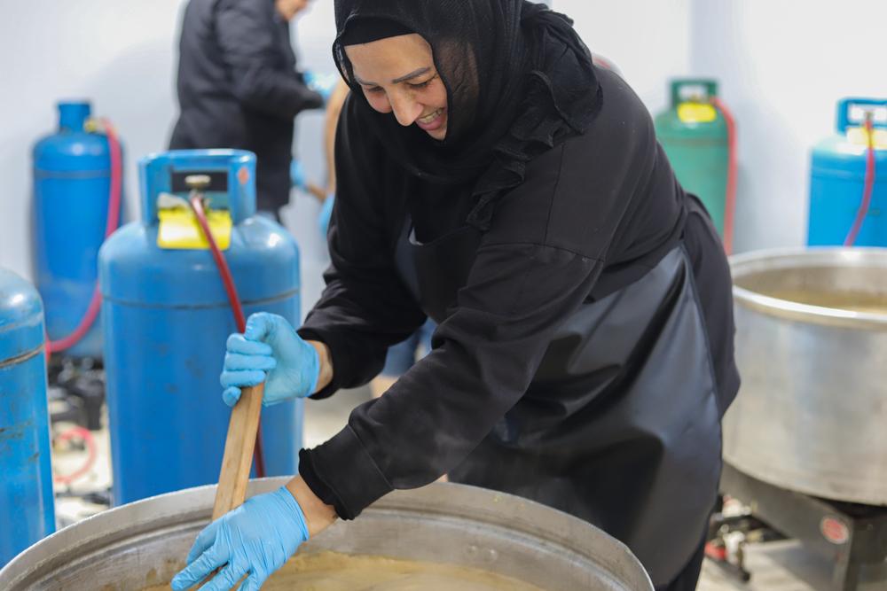 Distribution de plats cuisinés dans le refuge d'Azarieh