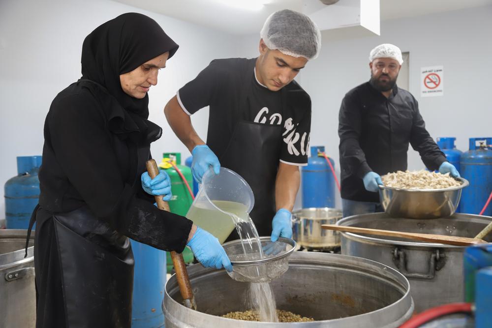 Distribution de plats cuisinés dans le refuge d'Azarieh