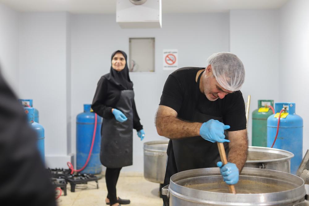 Distribution de plats cuisinés dans le refuge d'Azarieh