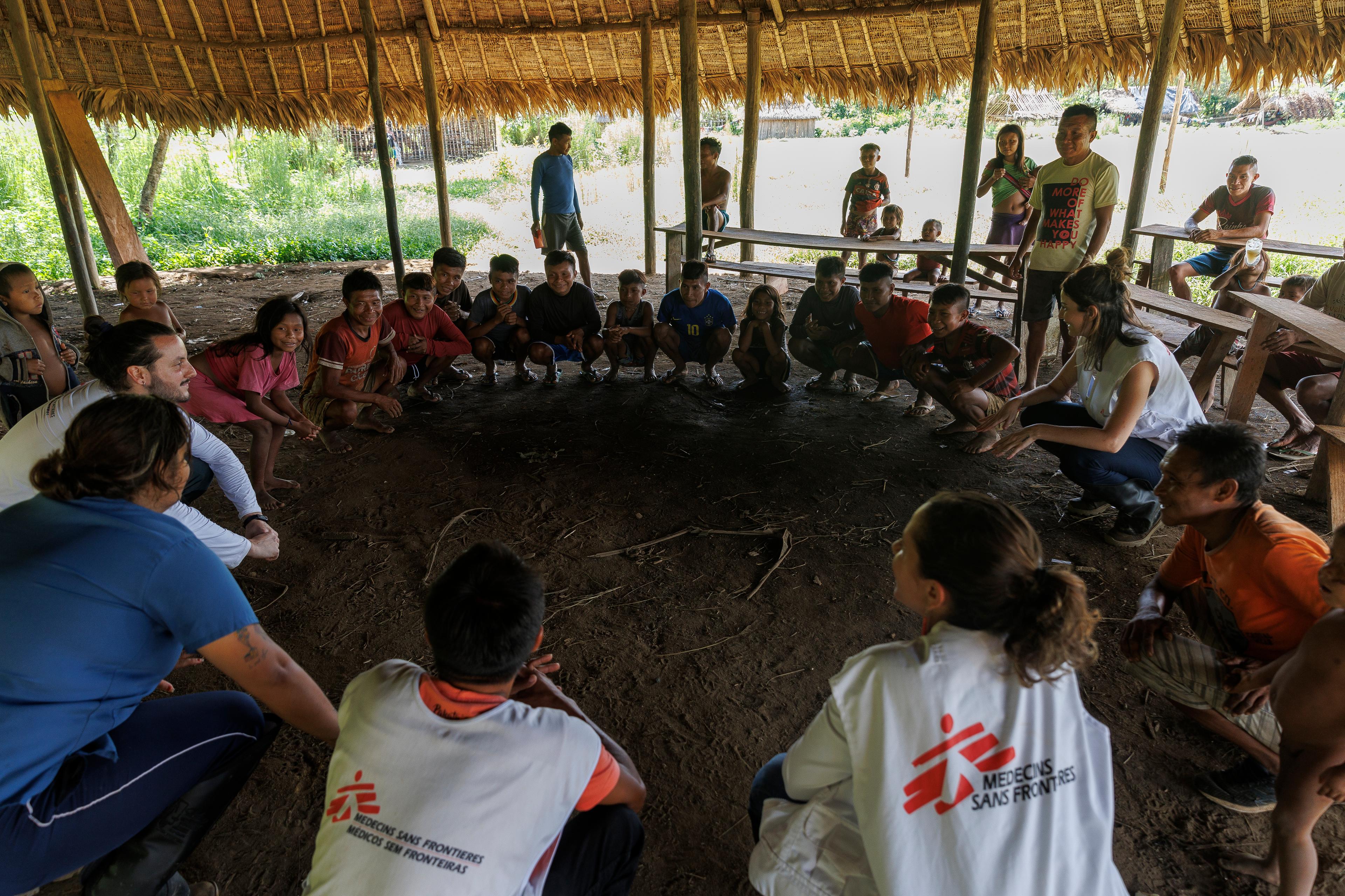 Les professionnels de santé mentale de MSF au sein du projet Yanomami se concentrent sur le soutien psychosocial aux habitants des communautés Auaris