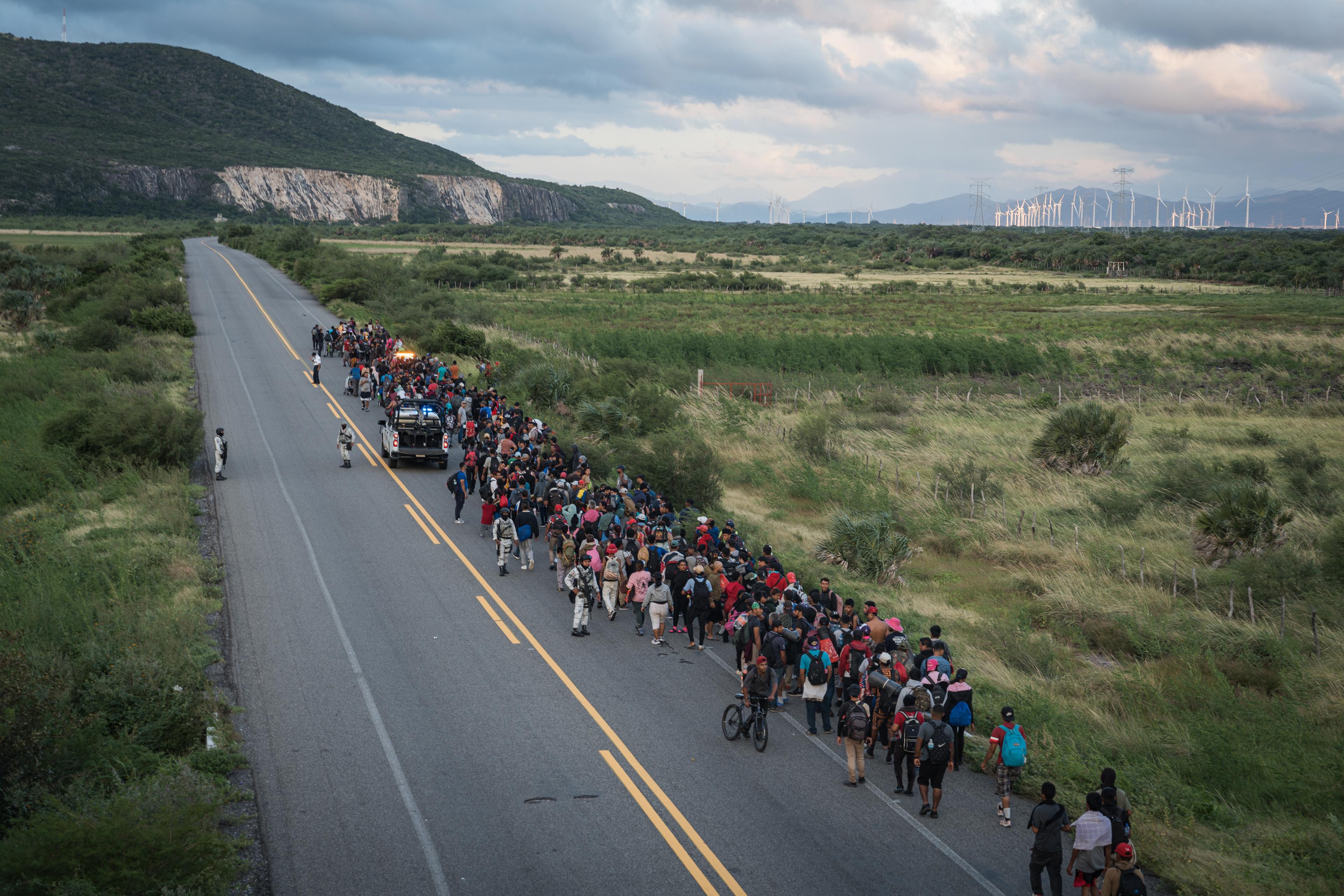 Une caravane de migrants escortée par des policiers avance sur la route entre les villes de La Venta et Juchitán, dans le sud du Mexique.