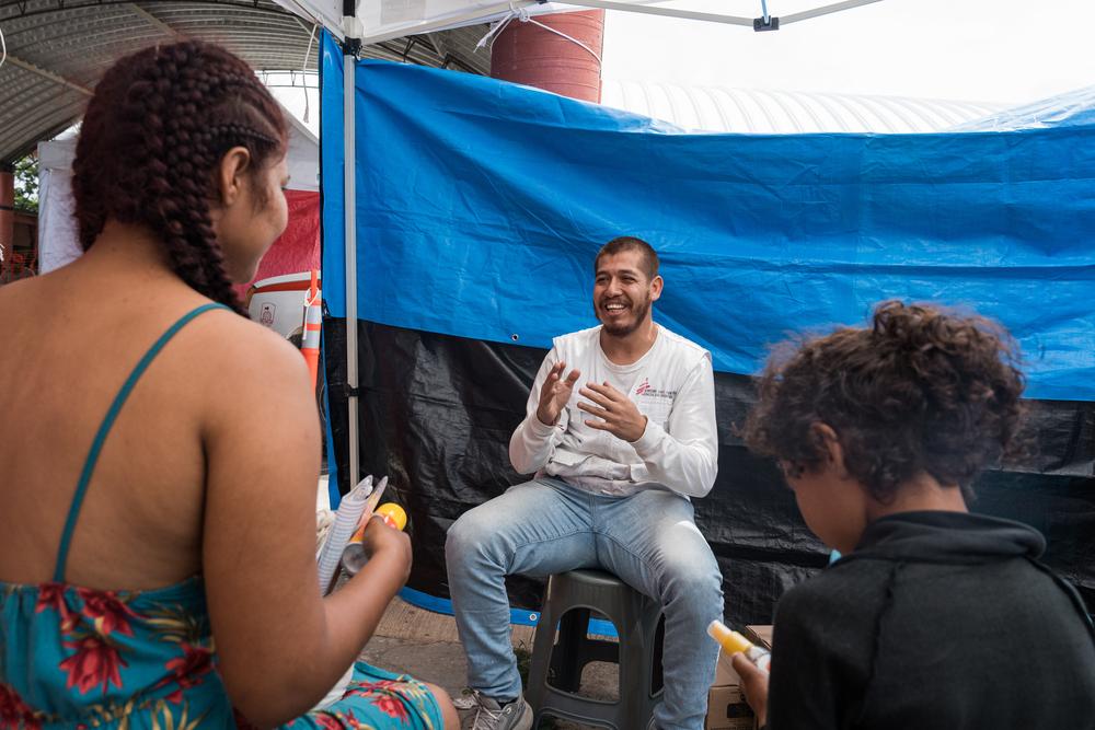 Une employée de MSF est vue lors d'une séance avec des personnes en déplacement qui viennent d'arriver dans la ville de La Venta, dans l'État d'Oaxaca, au sud du Mexique.