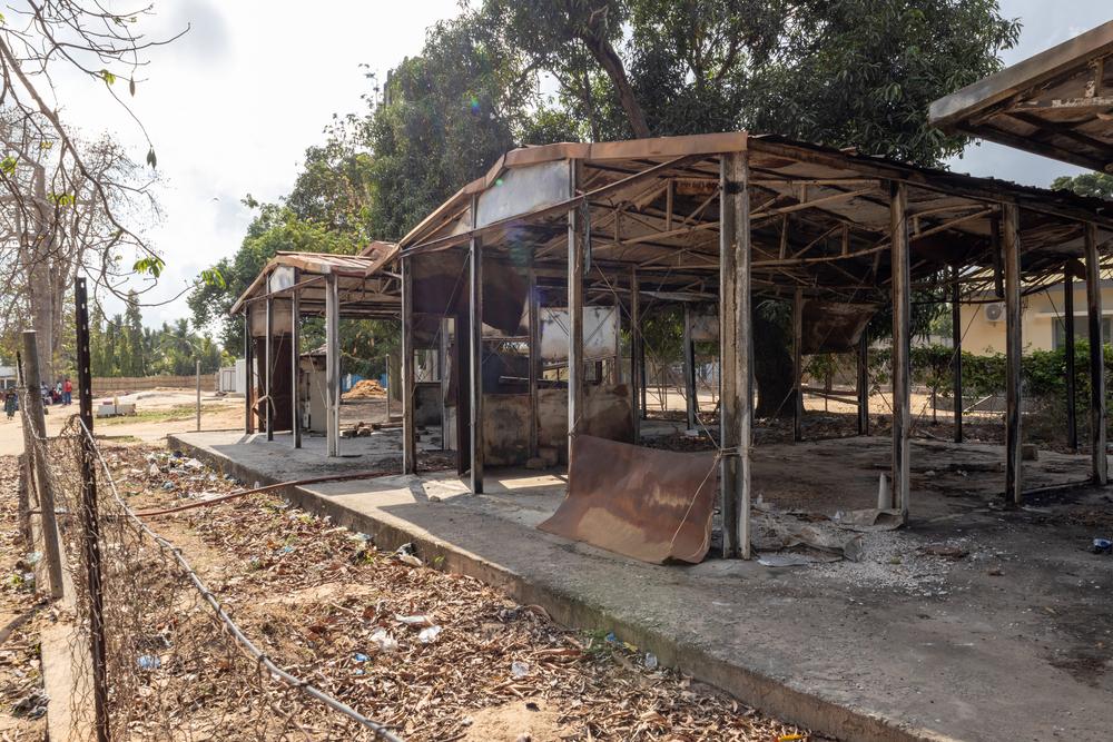 Une partie de l'ancien bâtiment hospitalier de la ville de Mocímboa da Praia, dans le nord du Mozambique, a été détruite après l'attaque de la ville en 2017.