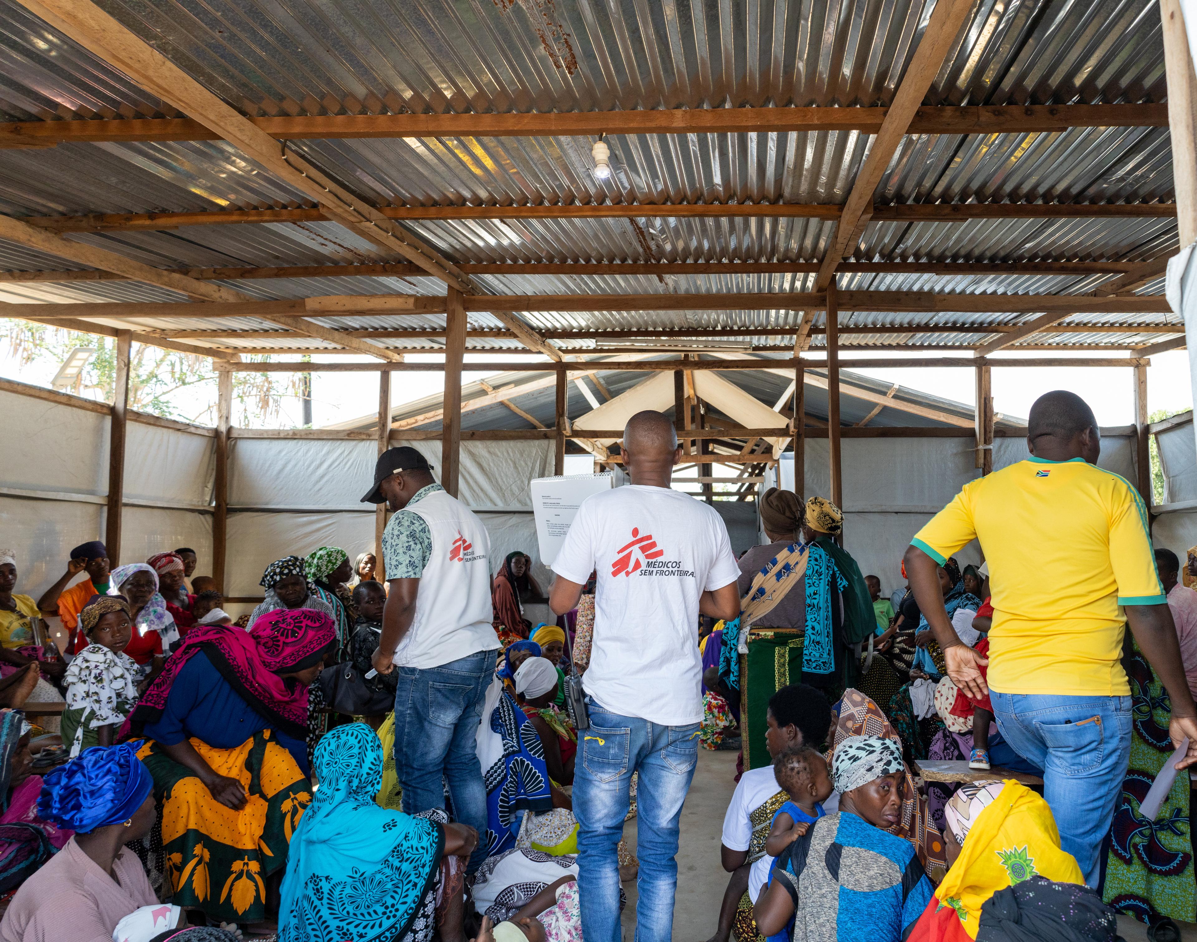 Au centre de santé de Nanduadua, l'équipe de promotion de la santé de MSF partage des informations sur la prévention des maladies avec les patients dans la salle d'attente.
