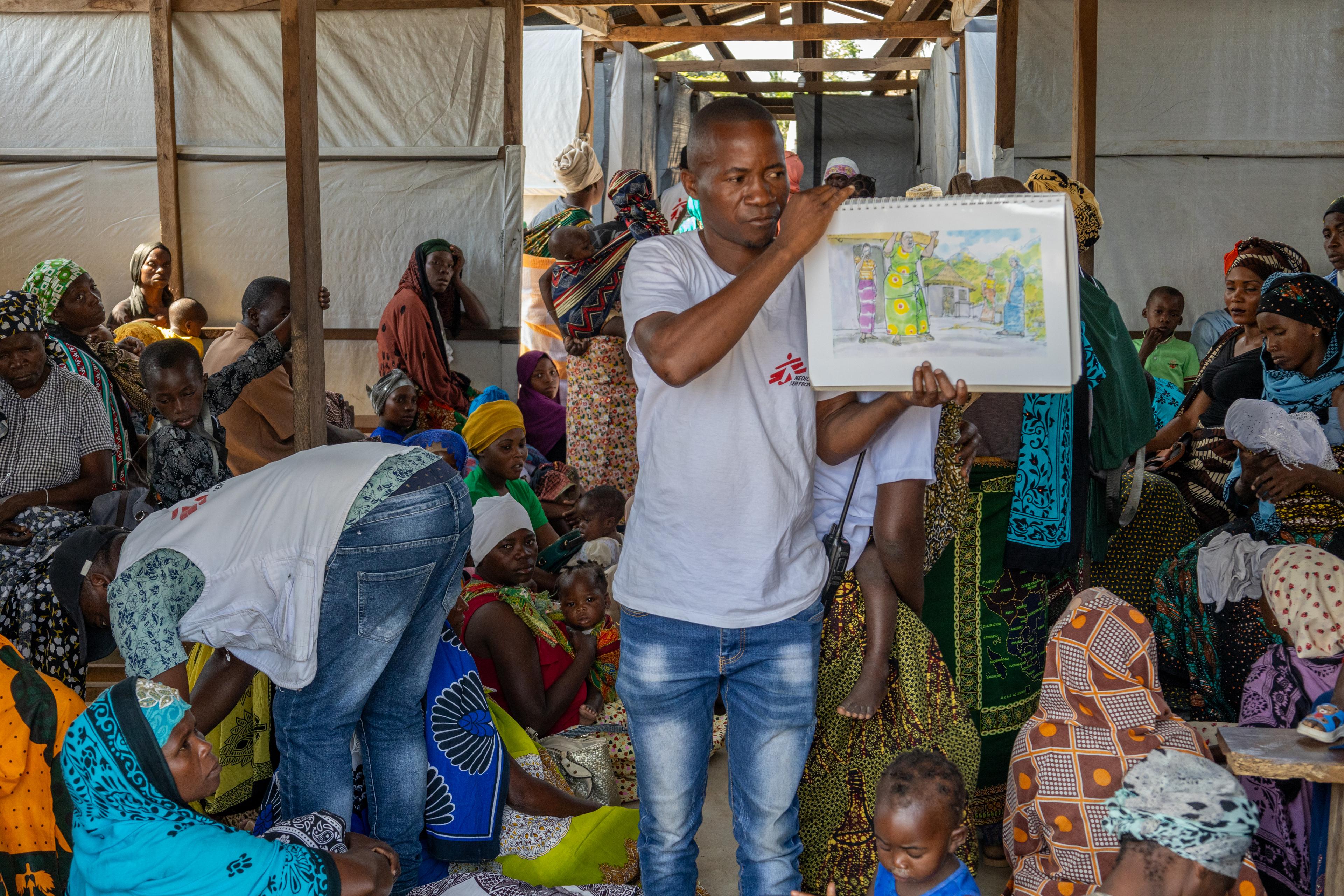 Au centre de santé de Nanduadua, l'équipe de promotion de la santé de MSF partage des informations sur la prévention des maladies avec les patients dans la salle d'attente.