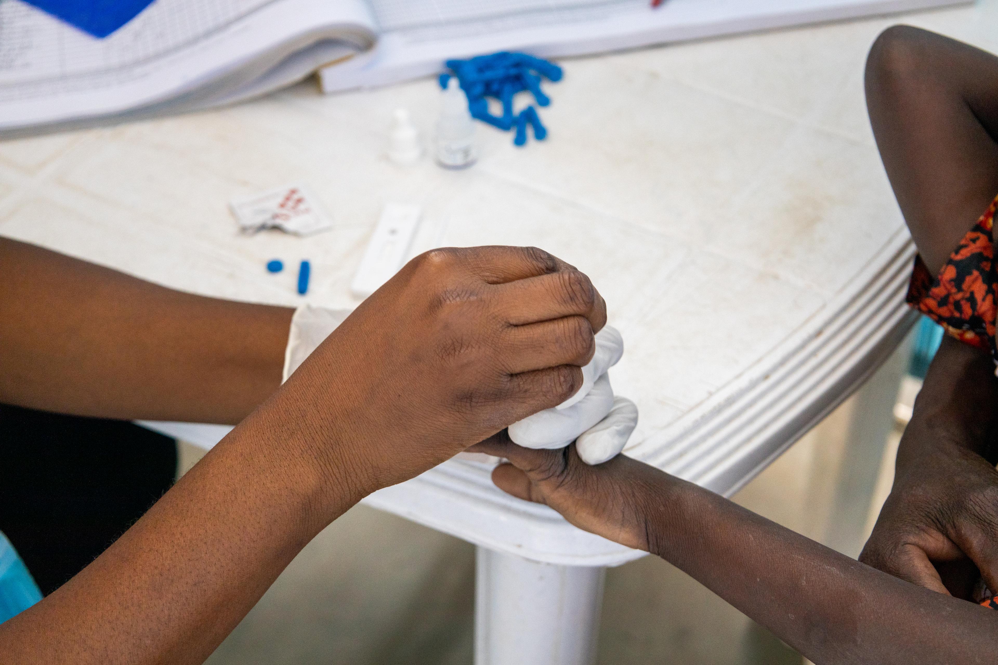 Selma Felix, technicienne médicale MSF, effectue un test de dépistage du paludisme sur un enfant au centre de santé de Nanduadua à Mocímboa da Praia, une ville de la province de Cabo Delgado, au nord du Mozambique. 