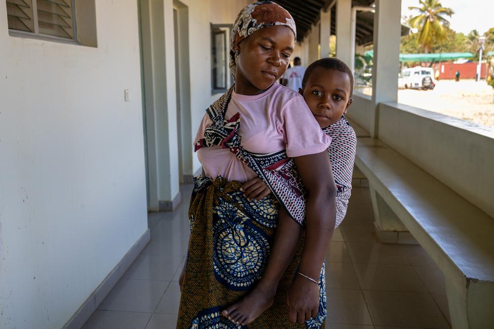 Augusta Agostino est venue au centre de santé de Palma, dans le nord du Mozambique, pour se faire soigner pour son enfant qui a été testé positif au paludisme.