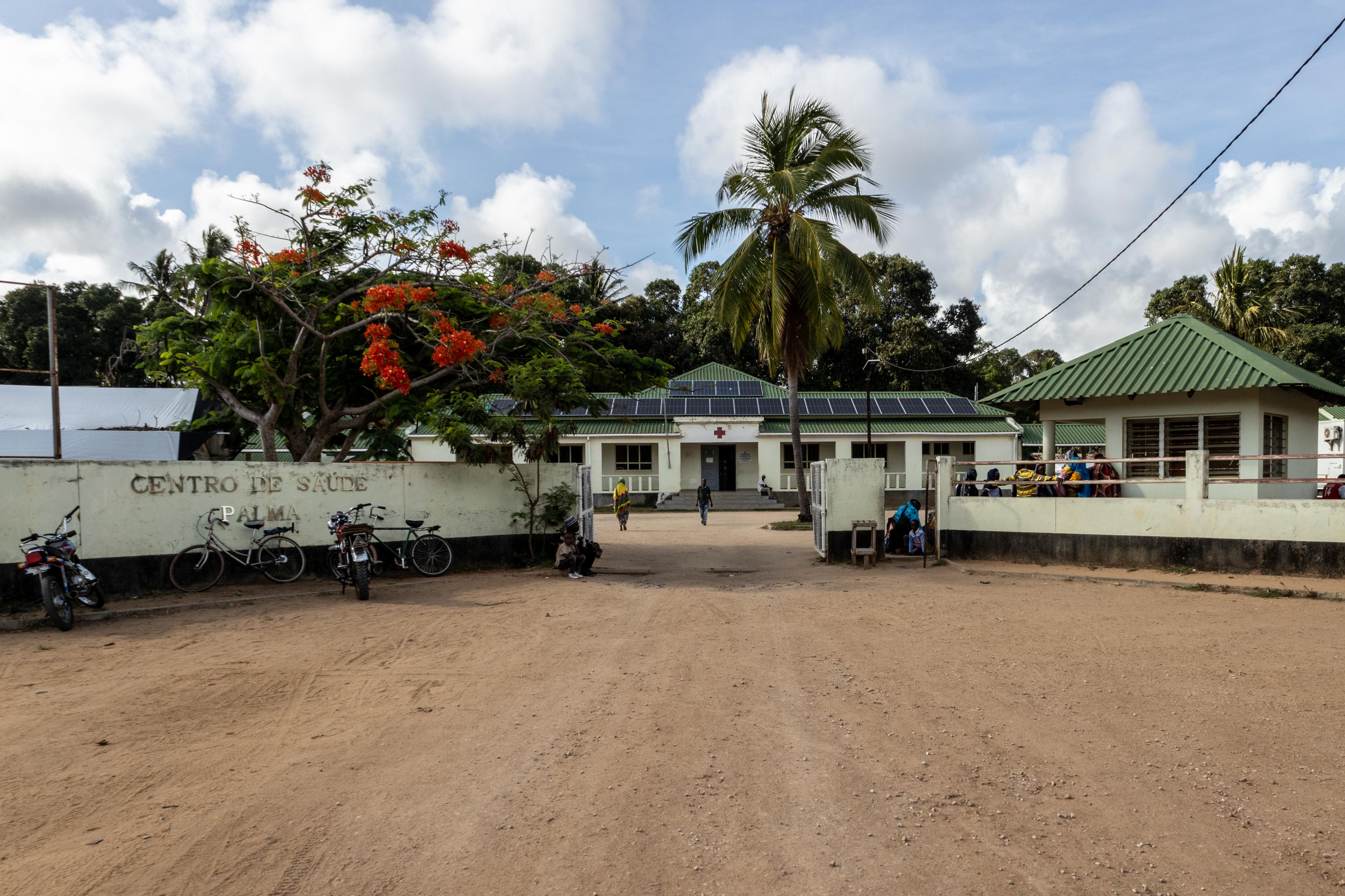 Porte d'entrée du centre de santé de Palma, dans la province de Cabo Delgado, au nord du Mozambique.