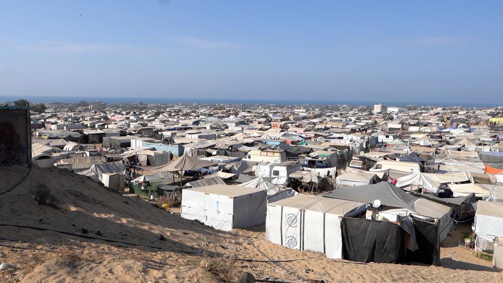 Vue de tentes surpeuplées dans la région d'Attar à Khan Younis, dans le sud de Gaza, où les familles déplacées vivent dans des conditions exiguës avec un accès limité aux produits de base, tels que l'eau, la nourriture et les vêtements.