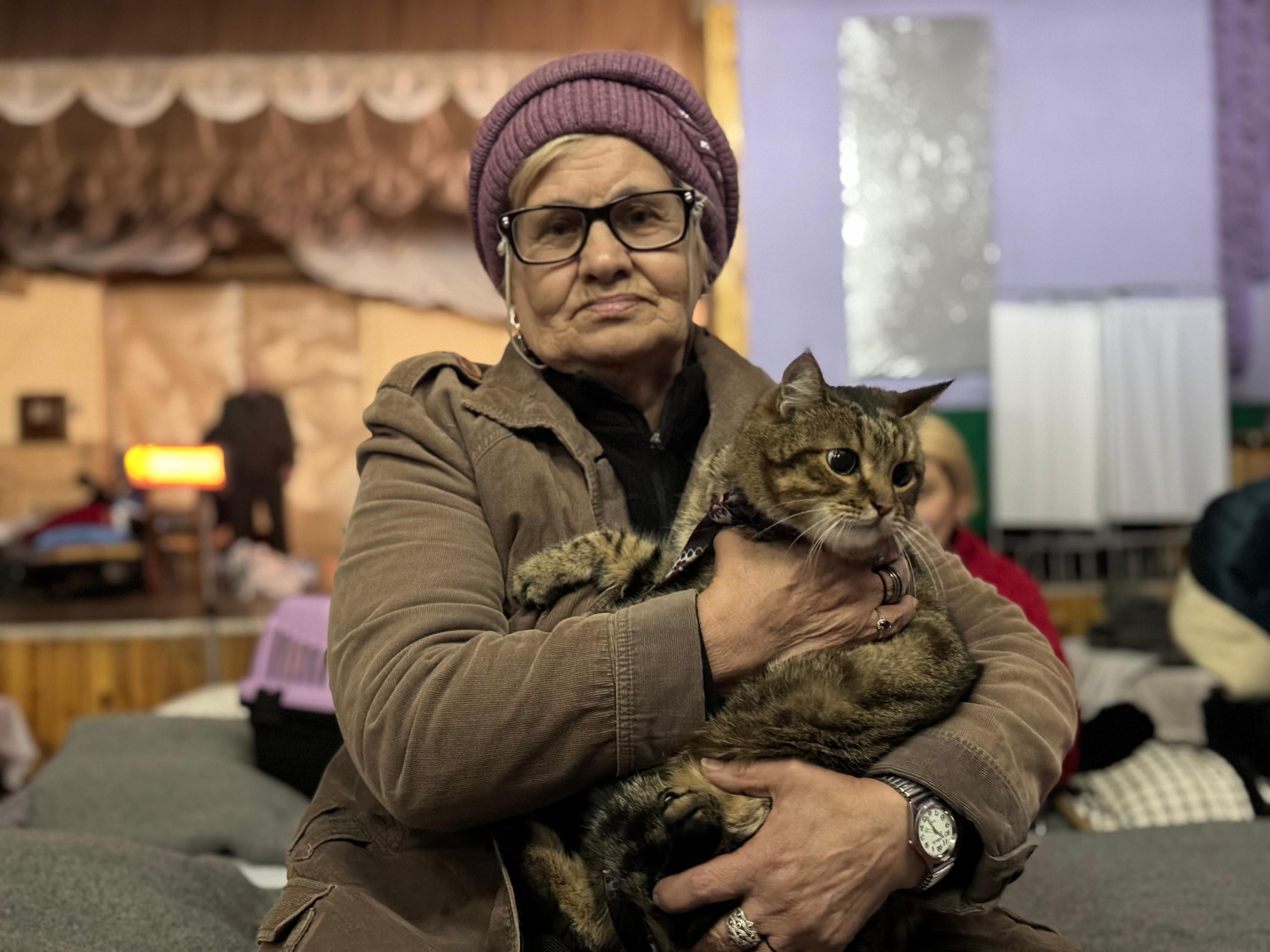 Nadiia Chertushkina, 73 ans, et son chat Tymofii, Pavlohrad, région de Dnipropetrovsk.