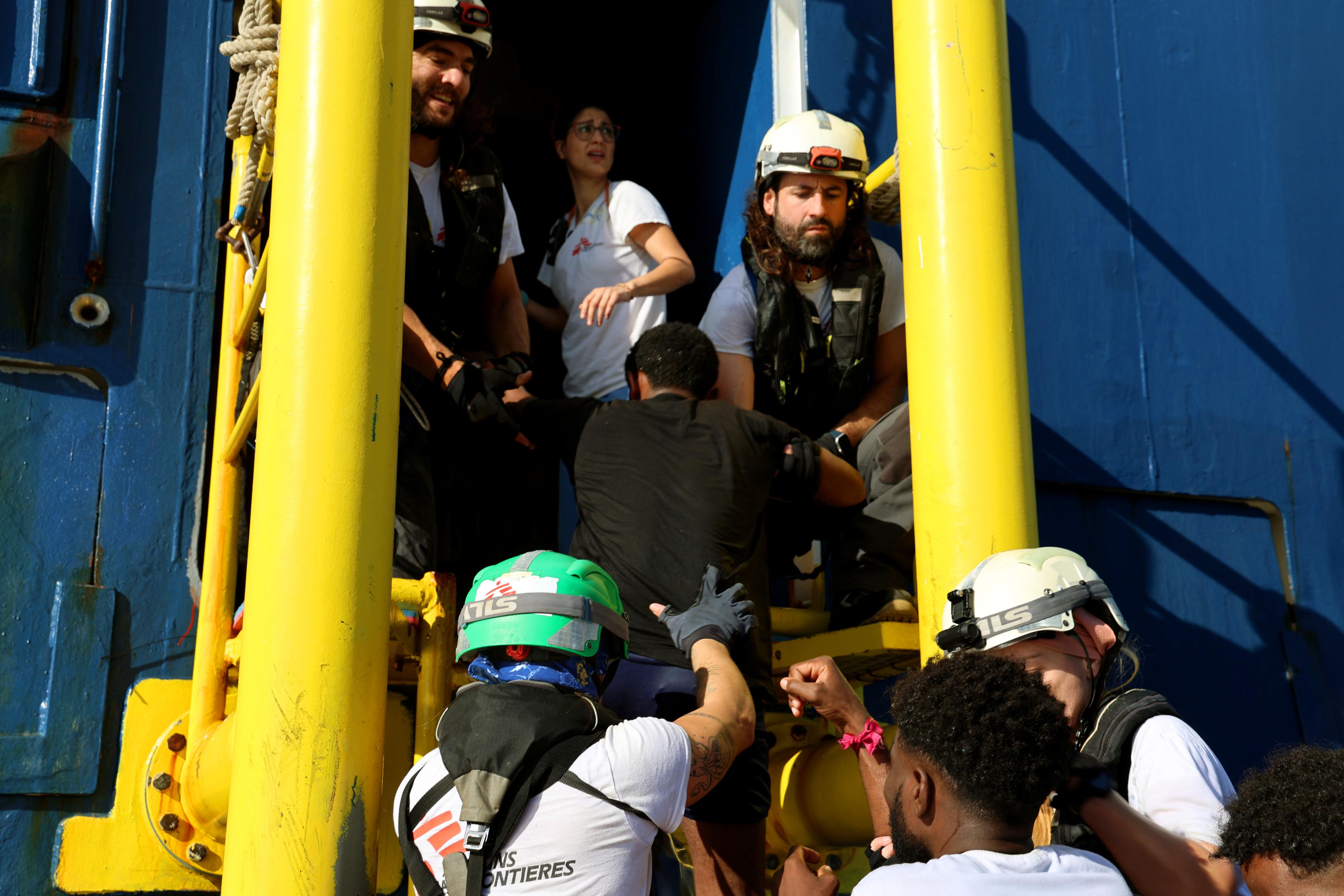 L'équipe MSF a été témoin d'une autre tragédie ce matin alors qu'elle arrivait pour secourir des personnes en détresse sur un canot pneumatique en train de se dégonfler, alors que des hommes armés se trouvaient à proximité d'un bateau rapide.