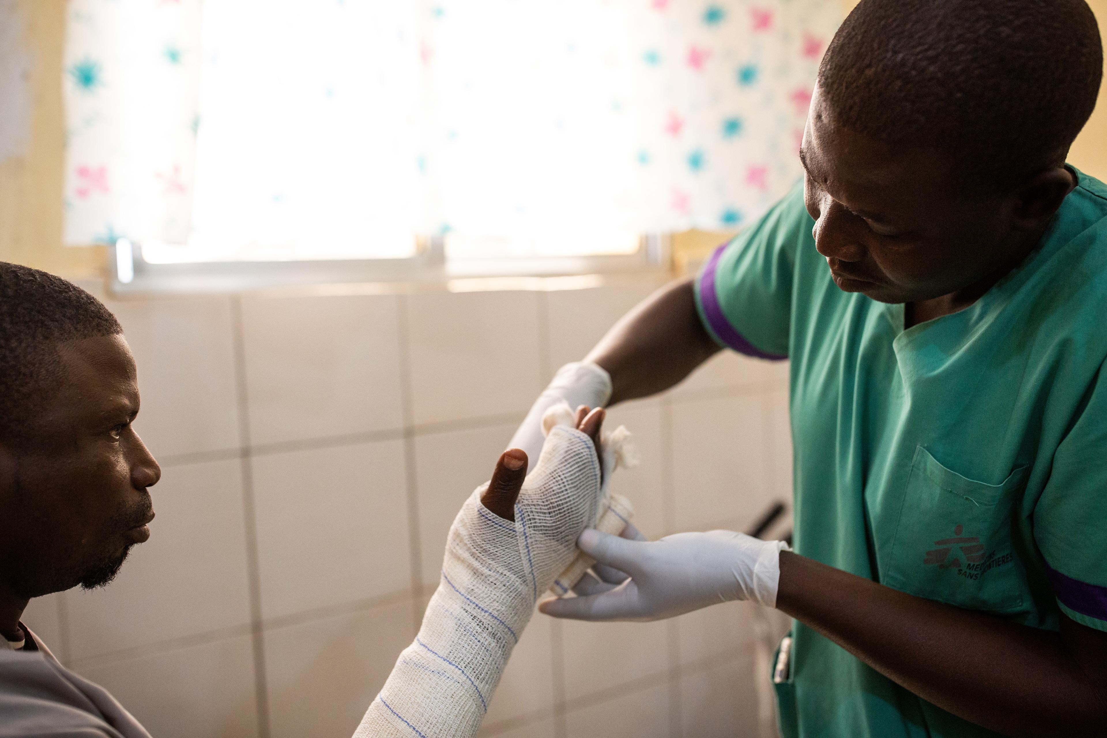 Physiothérapeute Gilbert Gnaguele à l'Hôpital Général de Maroua au Cameroun.