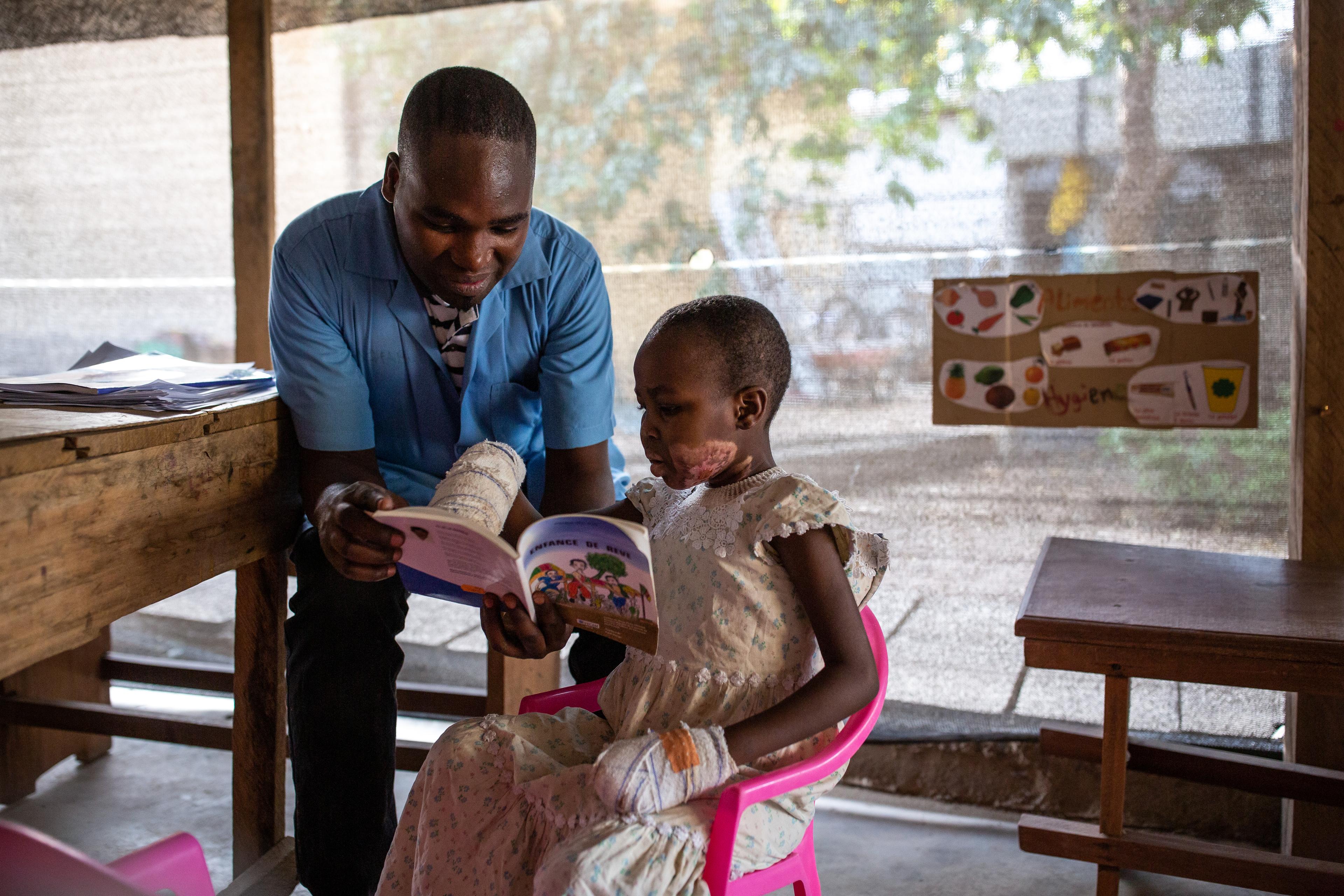 Activité de psychostimulation organisée par MSF pour les enfants séjournant à l'Hôpital Général de Maroua au Cameroun.