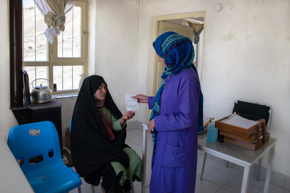 Najiba, sage-femme de MSF, examine une patiente dans le centre de santé communautaire de Band-e-Amir, soutenu par MSF, à Yakawalang, un district isolé de Bamyan, en Afghanistan. 