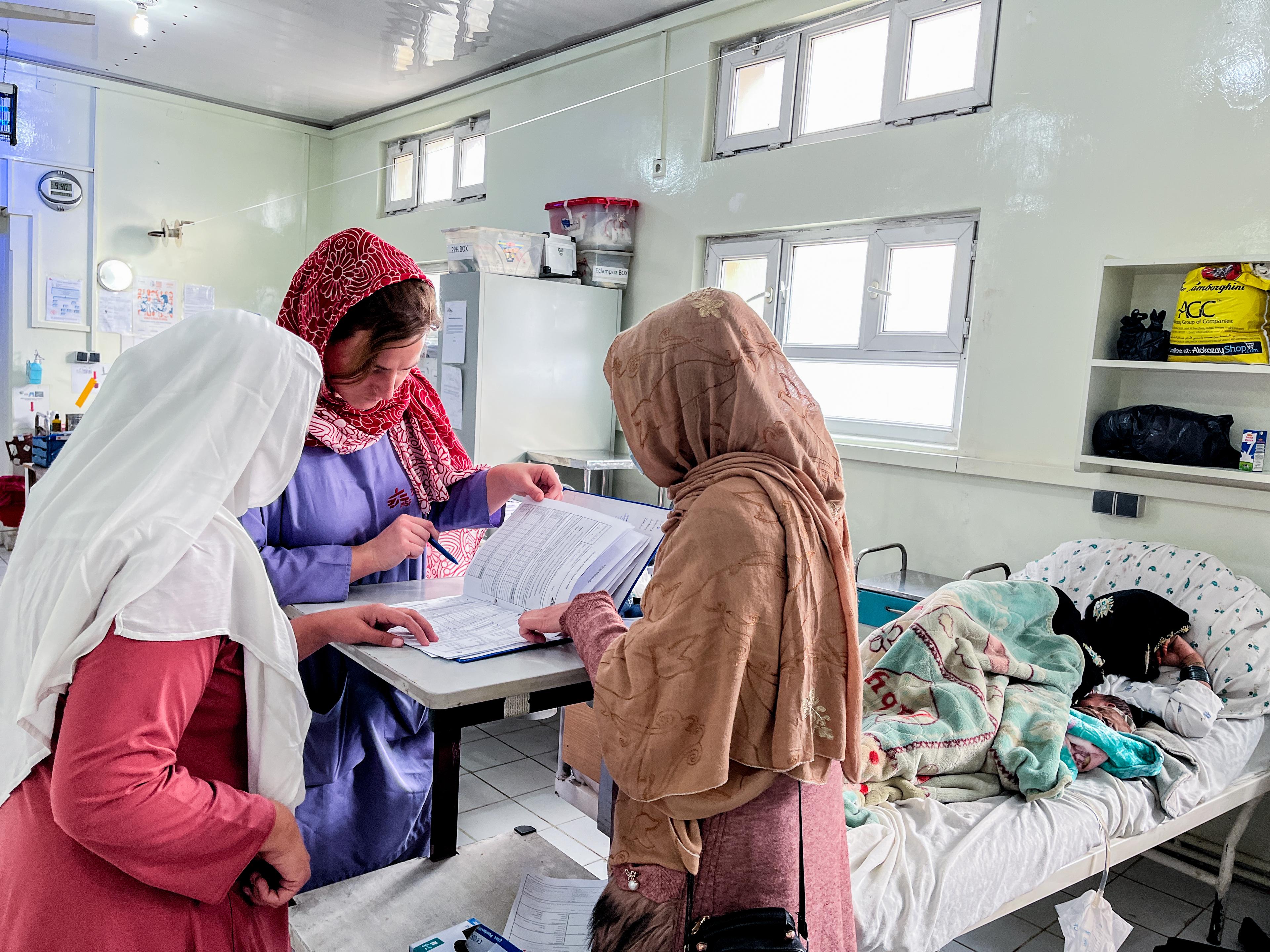 Les gynécologues de MSF vérifient les dossiers médicaux des mères à la maternité de Khost.