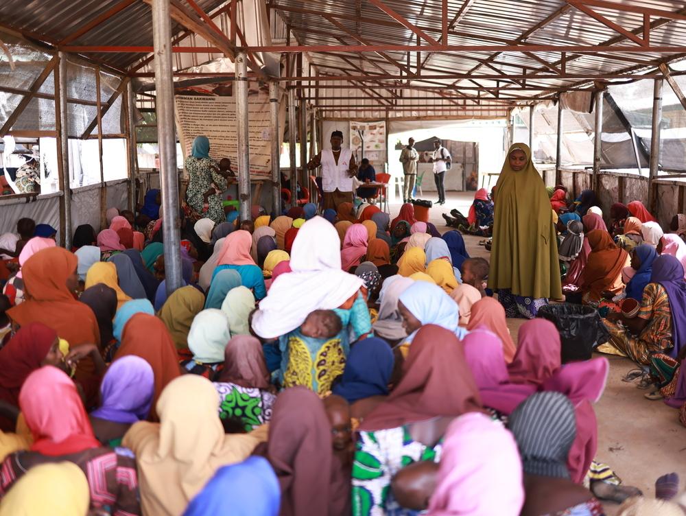 Des femmes sont assises en attendant que leur enfant soit examiné par l'équipe médicale de MSF au centre d'alimentation thérapeutique ambulatoire de Kofar Marusa, à Katsina, dans l'État de Katsina.