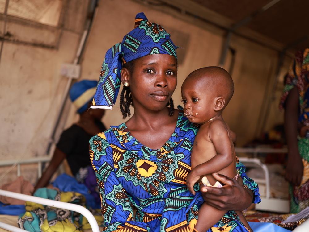 Zainab, 32 ans, est assise avec son enfant Nura, 10 mois, au centre thérapeutique d'alimentation pour patients hospitalisés de Kofar Suari, à Katsina, dans l'État de Katsina. 