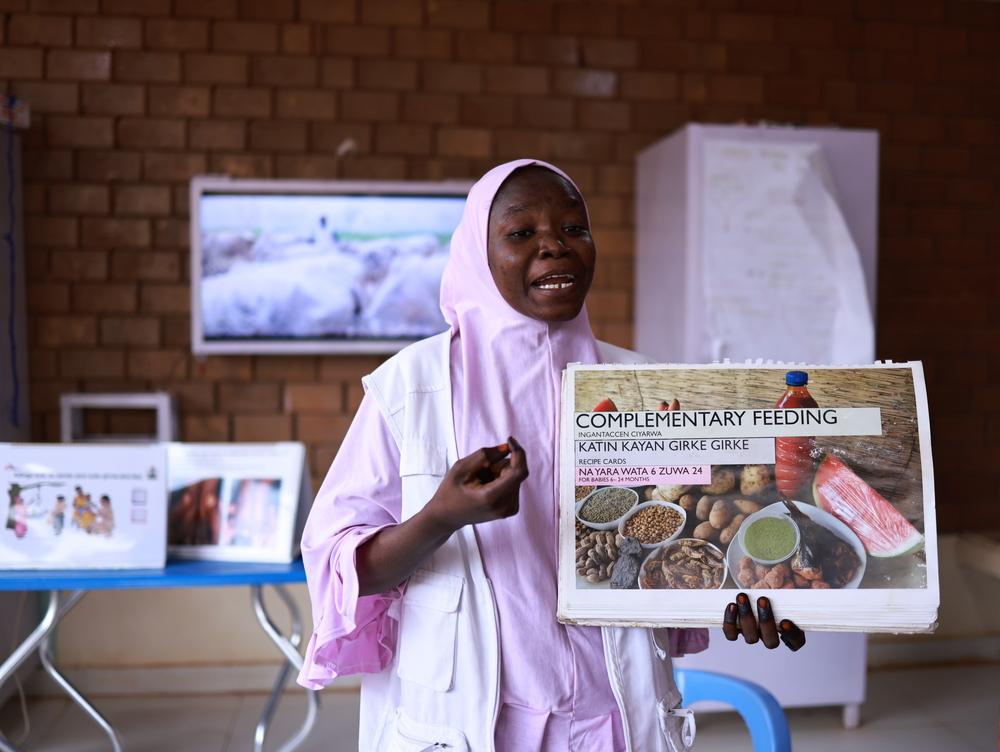 L'équipe de promotion de la santé de MSF organise une séance avec les soignants du centre thérapeutique nutritionnel pour patients hospitalisés de Kofar Suari, à Katsina, dans l'État de Katsina.