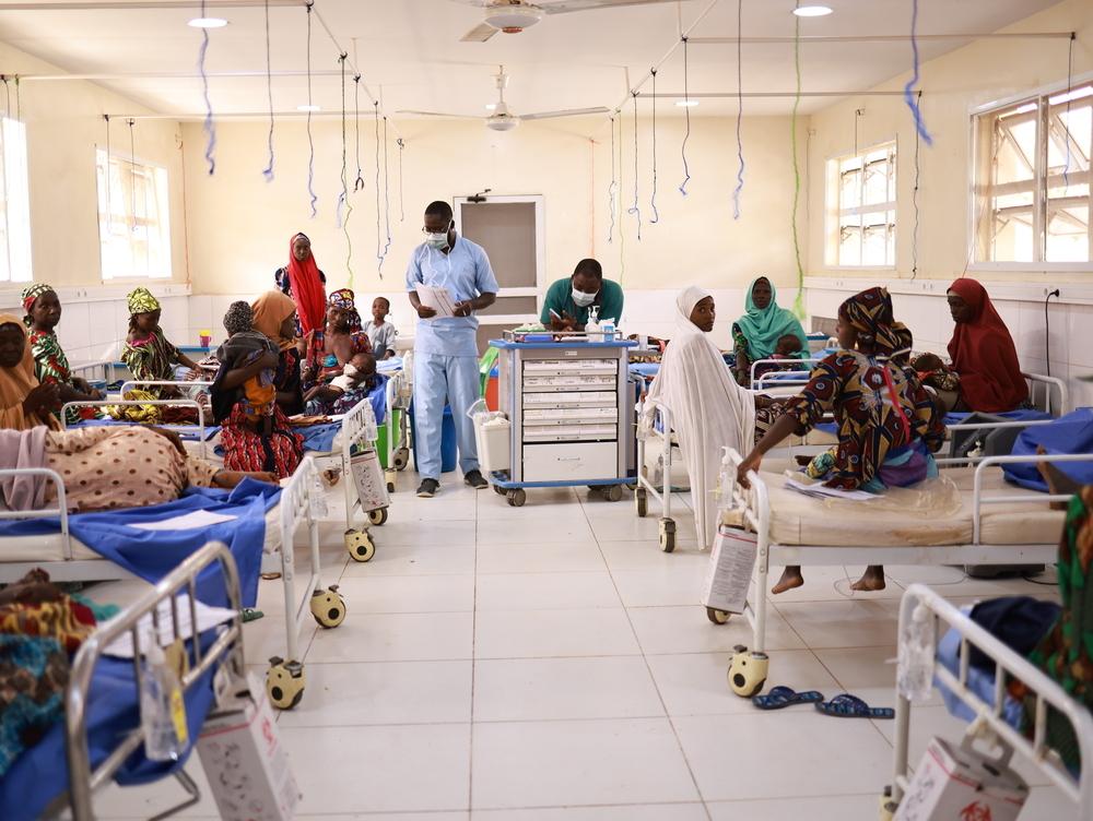 À l'intérieur du service où sont admis les enfants souffrant de malnutrition au Centre thérapeutique d'alimentation pour patients hospitalisés Kofar Suari, à Katsina, dans l'État de Katsina. 