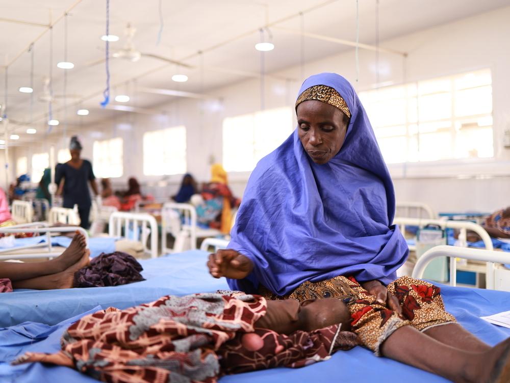 Asma'u est assise à côté de son enfant Shamsiya qui est admise pour malnutrition au centre d'alimentation thérapeutique pour patients hospitalisés Kofar Suari, à Katsina, dans l'État de Katsina.