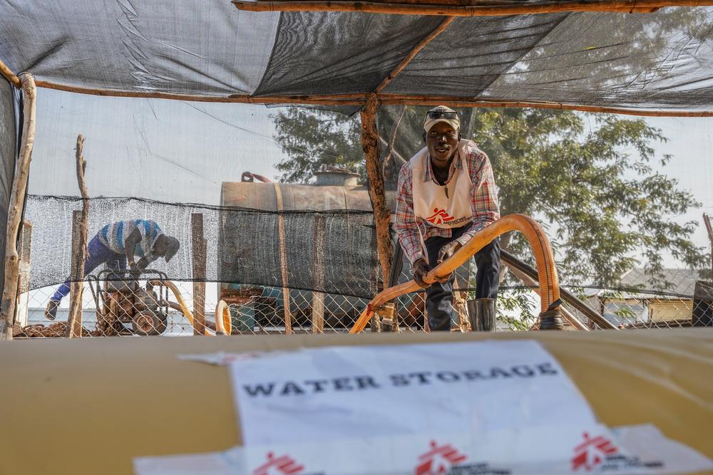 L’eau potable est essentielle pour le traitement du choléra. Le personnel de MSF veille à ce que les réservoirs d’eau du centre de traitement du choléra (CTC) soient remplis quotidiennement.