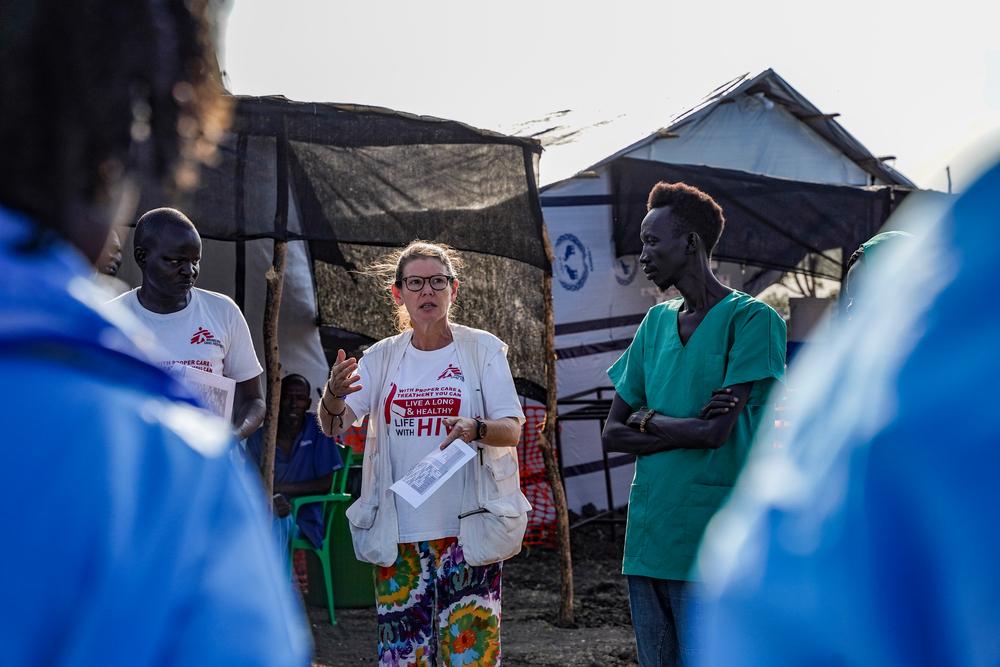 Le personnel MSF lors de la passation de relais matinale avant le changement d'équipe au centre de traitement du choléra (CTC). Ils partagent les informations et données les plus pertinentes de l'équipe précédente.